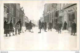 CARTE PHOTO   GROUPE D'HOMMES   DEBLAYANT LA NEIGE - A Identificar