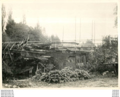 RARE VILLIERS SUR MORIN PHOTOGRAPHIE ORIGINALE. ANCIEN PONT DE BOIS DETRUIT LE 14/06/1940 PAR LE GENIE FRANCAIS 23X17CM - Places