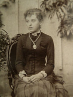 Photo Cdv Anonyme - Jeune Fille Assise En Extérieur, Circa 1885-90 L436A - Alte (vor 1900)