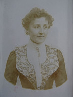 Photo Cdv Anonyme (amateur) - Jeune Femme Souriante, Circa 1895 L436A - Alte (vor 1900)