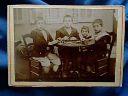 Photo Cdv Anonyme (amateur) - 4 Petits Garçons Jouant Aux Dominos, Circa 1895 L436A - Alte (vor 1900)