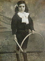 Photo Cdv E. Mage, Grand Montrouge -jeune Garçon Avec Cerceau, Ruban Dans Les Cheveuxn Circa 1900 L436A - Anciennes (Av. 1900)