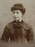 Photo Cdv Vve Soyer à Lyon - Jeune Femme Au Chignon, Circa 1900-05 L436A - Old (before 1900)