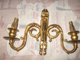 ANCIENNE Paire D'appliques Murales En Bronze Ou Laiton - Luminarie E Lampadari