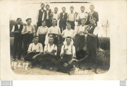 CARTE PHOTO ALLEMANDE   GROUPE DE SOLDATS ALLEMANDS 1917 AVEC TEXTE AU VERSO - Guerre 1914-18