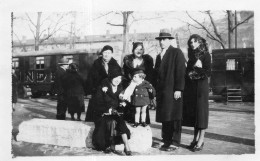 Photographie Photo Vintage Snapshot Celebration Reunion Famille Ami - Personnes Anonymes
