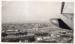 Photographie Photo Vintage Snapshot Avion Plane Flying Vol Ville Vue - Luftfahrt