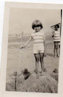 Photographie Photo Vintage Snapshot Mer Beach Eau Enfant Pêche Fishing - Personnes Anonymes