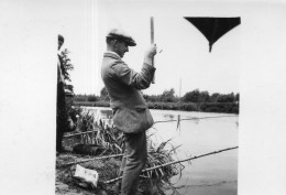 Photographie Photo Vintage Snapshot Casquette Rivière River Pêche Fishing - Personnes Anonymes