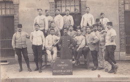 MILITARIA - CARTE PHOTO - MILITAIRES - LES EMPLOYES DU MAGASIN DU CORP - 82 EME REGIMENT SUR COL  - ( " SCANS ) - Regiments