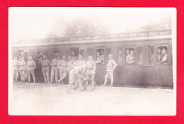 Milit-991Ph112  Carte Photo, Un Groupe De Militaires Dans Un Train, Cpa BE - Other & Unclassified