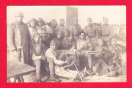 Milit-994Ph112  Carte Photo, Un Groupe De Militaires Avec Mitrailleuse Sur Trépied, Autres Avec Armes, Col 51 - Other & Unclassified