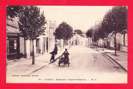 F-17-Jonzac-23A81  Le Boulevard Denfert Rochereau, Petite Animation, Cpa BE - Jonzac