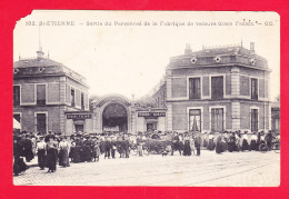 F-42-Saint Etienne-39A81  Sortie Du Personnel De La Fabrique De Velours Giron Frères, Cpa  - Saint Etienne