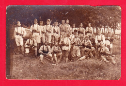 Milit-757A81  Carte Photo, Un Groupe De Militaires Avec Armes, Cpa  - Other & Unclassified