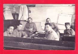 Milit-1015A113   Carte Photo, Groupe De Militaires Dans Un Bureau - Sonstige & Ohne Zuordnung