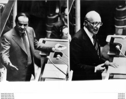 PHOTO DE PRESSE GEORGES MARCHAIS ET MAURICE PAPON 10/1978 A L'ASSEMBLEE  FORMAT 24 X 18 CM - Persone Identificate