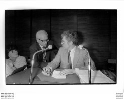 PHOTO DE PRESSE LIONEL JOSPIN A L'ASSEMBLEE 30/06/1981 FORMAT 24 X 18 CM - Personas Identificadas