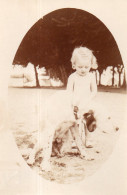 Photographie Photo Vintage Snapshot Chien Enfant  - Anonyme Personen