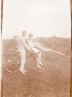 Photographie Photo Vintage Snapshot Vélo Bicyclette Bicycle Cycliste Couple - Sonstige & Ohne Zuordnung