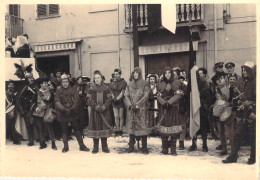 26827 " MANIFESTAZIONE CARNEVALESCA DEL 1956 IN LOCALITA' PIEMONTESE SCONOSCIUTA  "  VERA FOTO Cm.9,5 X 14,5 CIRCA - Anonyme Personen