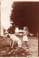 Photographie Photo Vintage Snapshot Chien Dog Enfant - Sonstige & Ohne Zuordnung