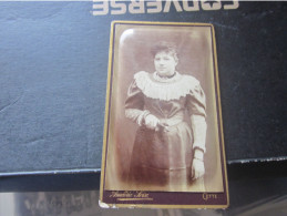 Old Cardboard Cette Amedee Soise Women Costumes Enbossed Visit Portrait - Alte (vor 1900)