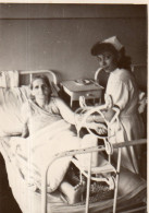 Photographie Photo Vintage Snapshot Infirmière Nurse Malade Hôpital - Métiers