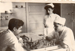 Photographie Photo Vintage Snapshot Infirmière Nurse échiquier échecs  Hôpital - Beroepen