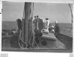 BATEAU EN MER ET PERSONNES A BORD  PHOTO ORIGINALE 9 X 6 CM - Boten