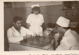 Photographie Photo Vintage Snapshot Infirmière Nurse échiquier échecs Hôpital - Professions