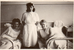 Photographie Photo Vintage Snapshot Infirmière Nurse Malade Hôpital - Métiers
