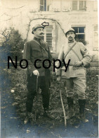 PHOTO FRANCAISE 344e RI - BRANCARDIER ET OFFICIER AVEC CASQUE ADRIAN SERVICE SANTE A ARRACOURT PRES DE BURES 1914 1918 - Guerre, Militaire