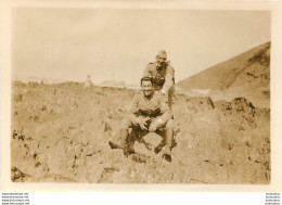 PHOTO ORIGINALE SOLDATS DANS LES DUNES - Guerra, Militares