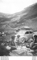 PIED DU COL DE SAINT GOTHARD AVEC RENAULT 4CV  PHOTO ORIGINALE FORMAT 7.50 X 5.50 CM - Places