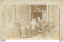 CARTE PHOTO GROUPE DE PERSONNES DEVANT UN CAFE - A Identifier