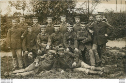 CARTE PHOTO ALLEMANDE 1917 GROUPE DE SOLDATS - Guerre 1914-18