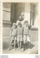 PHOTO ORIGINALE  FEMME ET TROIS ENFANTS DEVANT UNE MAISON 8.50 X 6 CM - Anonymous Persons