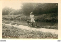 PHOTO ORIGINALE  AOUT 1948 FEMME ET SON VELO BORD DE L'EAU FORMAT  9 X 6 CM - Places