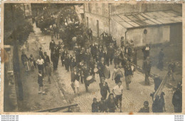 CARTE PHOTO  FETE DE VILLAGE AVEC FANFARE - A Identifier