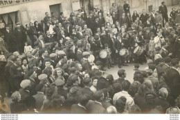 CARTE PHOTO PLACE DE VILLAGE JOUR DE FETE AVEC FANFARE - A Identificar