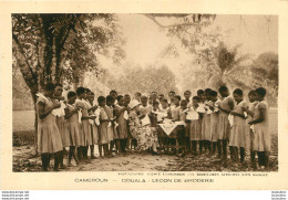 CAMEROUN DOUALA LECON DE BRODERIE - Cameroun