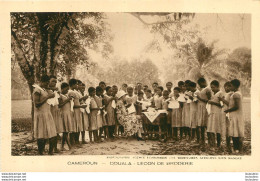 CAMEROUN DOUALA LECON DE BRODERIE - Camerún