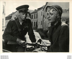 PHOTO FILM SOVIETIQUE PACE A CHI ENTRA PAIX A CELUI QUI ENTRE DE ALEXANDRE ALOV 1961 FORMAT 15 X 12 CM - Foto's