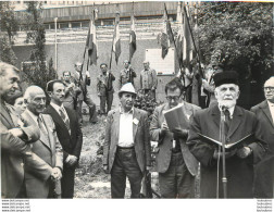 PARIS COMMEMORATION DE LA GRANDE RAFLE DU VEL D'HIV ANCIENS DEPORTES JUIFS ET RABBIN BAUER 07/76 PHOTO A.F.P. 18 X 13 CM - Judaísmo