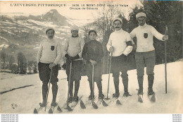 LE MONT DORE SOUS LA NEIGE GROUPE DE SKIEURS - Le Mont Dore