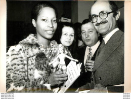 ZANINI ET SYLVETTE CABRISSEAU PARTISANS DE LA CREATION MUSEE DE LA FEMME 03/1971  PHOTO AFP 18 X 13 CM - Famous People