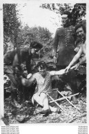 SOLDATS ET FEMME QUI TOMBE DE LA CHAISE  PHOTO ORIGINALE FORMAT 8.50 X  6 CM - War, Military