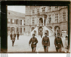 PHOTO ORIGINALE SOLDATS SUR UNE PLACE SEMBLE T'IL EN ALLEMANGNE 12 X 8.50 CM - War, Military