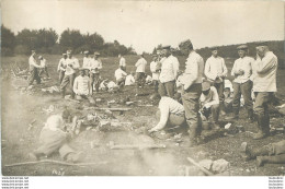 CARTE PHOTO ALLEMANDE GUERRE 14-18 SOLDATS ALLEMANDS AU TRAVAIL - Weltkrieg 1914-18